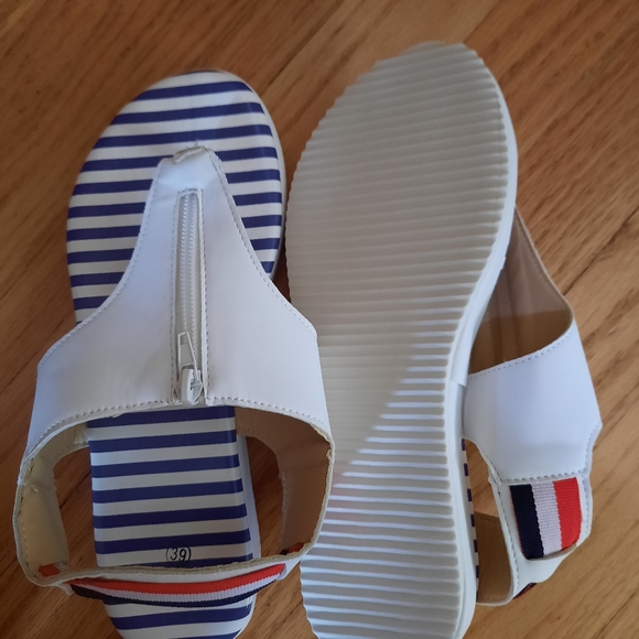 Women White and Blue Sandals Size 7.5 - Picture 1 of 1